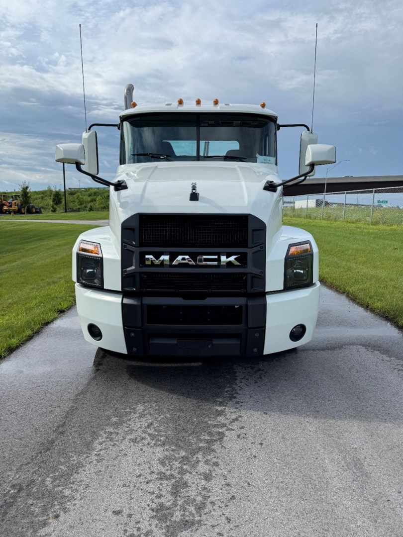 2022 MACK AN64T - USED TRUCKS DAY CAB - image 2